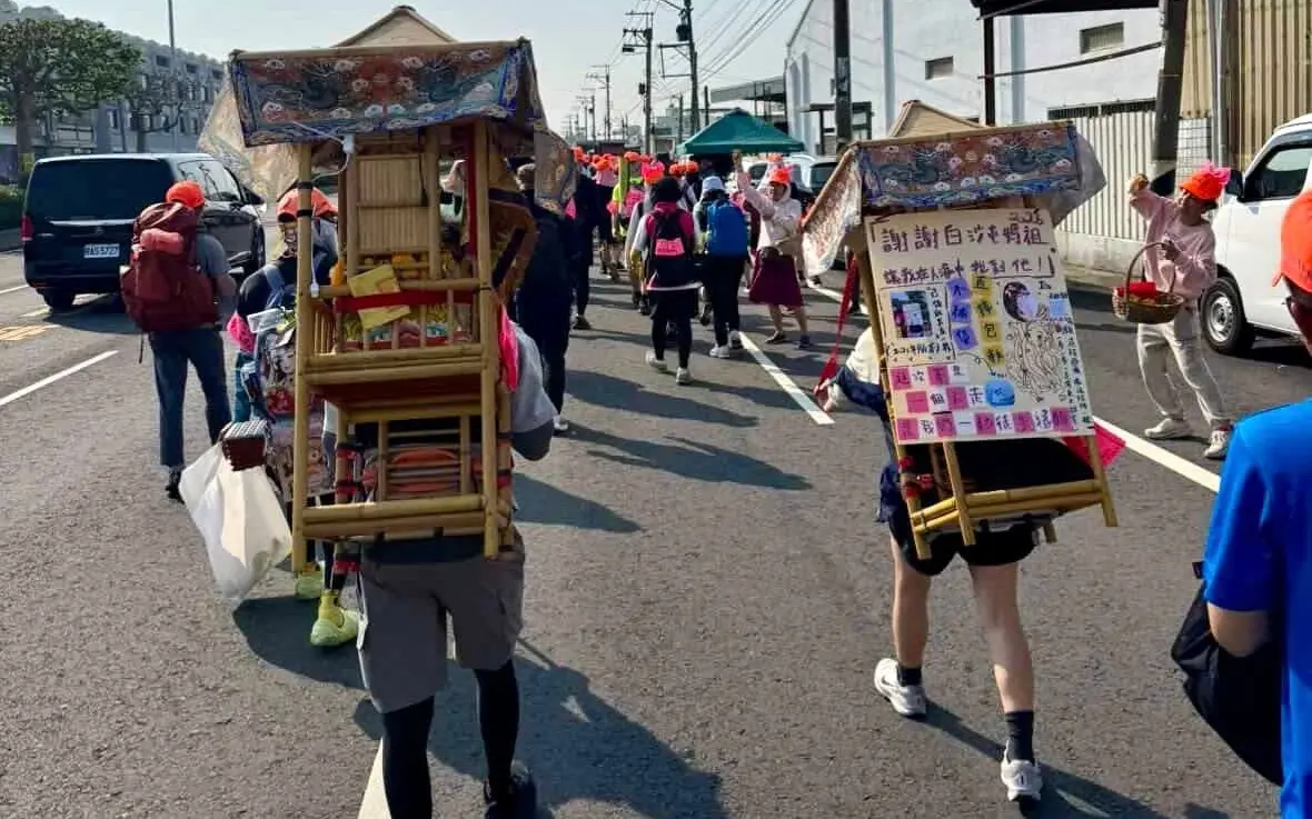 ▲女信眾去年祈求白沙屯媽祖，希望找到理想男友，今年就帶著男友來還願。（圖／翻攝自臉書社團白沙屯媽祖全球徒步聯誼會）