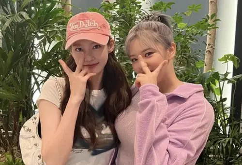 ▲孔升妍（左）20歲還跟妹妹定延打架，TWICE出道生存節目拍攝前一天打傷妹妹 被爸爸拖下車光腳走路回家。（圖／IG@0seungyeon）