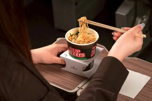▲以亞洲航點為靈感的3款杯麵，包括日式豚骨、港式XO醬海鮮、泰式冬蔭功。（圖／星宇航空提供）