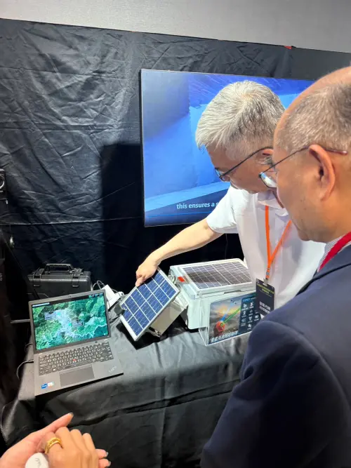 ▲嶺東科大陳志明教授向中華電信網路分公司賈仲雍總經理展示系統運作。（圖／嶺東科大提供）