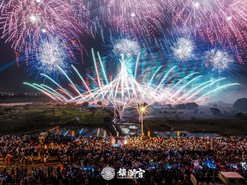 ▲出城震撼彈！每逢大甲媽起駕當晚，當鑾轎緩緩走上「大甲溪橋」，規模達「百萬等級」的璀璨高空花火將瞬間震懾夜空，是攝影愛好者必爭的最佳觀賞點。圖為2025大甲媽遶境資料照。（圖／大甲鎮瀾宮臉書）