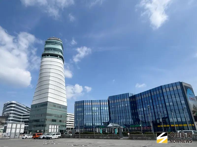    ▲維也納機場塔台與長榮航空總部。（圖／記者李青縈攝）  