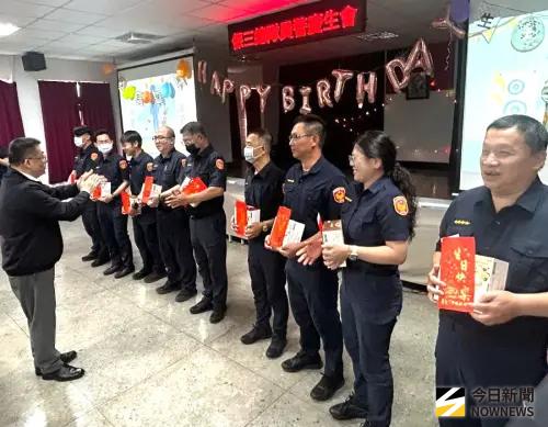 ▲警政署保安第三總隊為4月份員警舉辦慶生會活動，並由總隊長周煥興(左)致送生日禮金及蛋糕，以祝生日快樂。(圖／記者黃守作攝，2026.04.16)