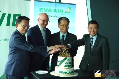 ▲由左至右分別為長榮航空奧地利分公司總主任何秉修、維也納機場共同執行長Mr. Julian Jäger、長榮航空總經理孫嘉明、長榮航空發言人陳耀銘、（圖／記者李青縈攝）