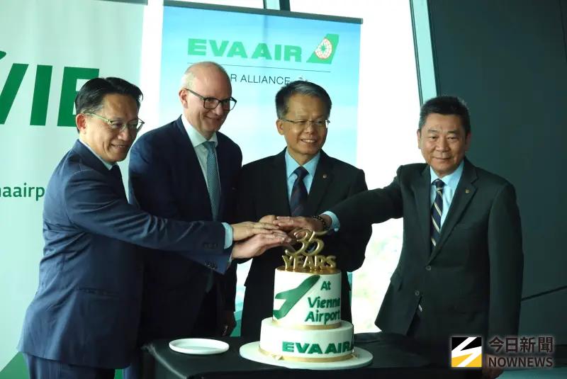   ▲由左至右分別為長榮航空奧地利分公司總主任何秉修、維也納機場共同執行長Mr. Julian Jäger、長榮航空總經理孫嘉明、長榮航空發言人陳耀銘、（圖／記者李青縈攝）  