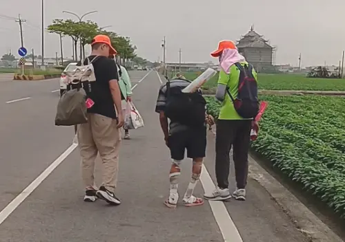 白沙屯媽祖勇腳伯快到北港了！堅持不搭便車　左右護法相伴超感動
