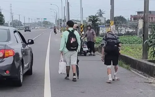 ▲勇腳伯今年再度參與白沙屯媽祖進香活動，路途中被詢問是否要搭便車，仍堅持靠雙腳繼續走。（圖／白沙屯媽祖全球徒步聯誼會）