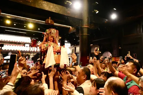 ▲白沙屯媽祖婆被請出大轎進入北港朝天宮。（圖／白沙屯拱天宮臉書）