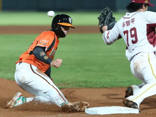 掌握樂天2次要命失誤再給痛擊！林岳平直言雨中作戰守備比較重要