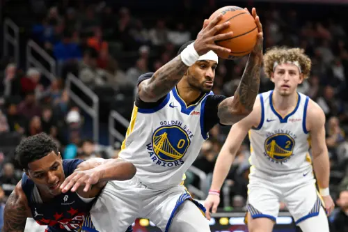 ▲裴頓二世（Gary Payton II）（中）展現鐵衛價值，在第四節初製造快艇不少進攻麻煩。（圖／美聯社／達志影像）