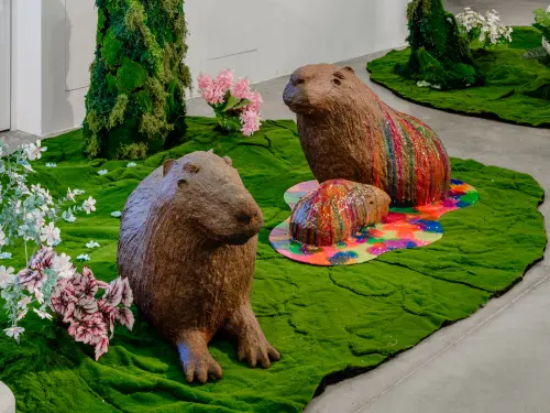 ▲台灣藝術家蔡潔莘則長期以紙漿雕塑為主要創作媒材，呈現人與動物及自然生命之間的情感連結。（圖／取自屏東縣政府 傳播暨國際事務處臉書）