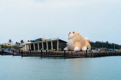 ▲《日常偏移》戶外有由佐野美里手繪、策展團隊製作的大型博美犬充氣裝置。（圖／取自屏東縣政府 傳播暨國際事務處臉書）