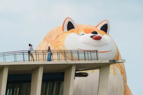 ▲《日常偏移》戶外有大型博美犬充氣裝置。（圖／取自屏東縣政府 傳播暨國際事務處臉書）