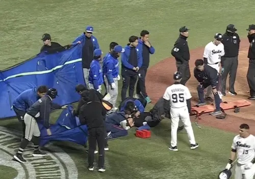 驚悚慎入！日職主審被洋砲甩棒「直擊腦門」　當場昏厥、蓋上圍布