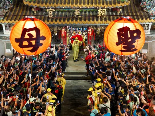 ▲白沙屯媽祖完成進火儀式，17日近凌晨起駕回鑾。（圖／「古哥空拍法人」授權提供）