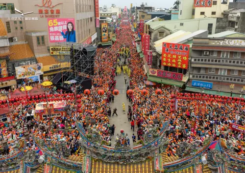 ▲白沙屯媽祖16日中午抵達北港朝天宮，「三進三退」衝百米，萬眾香燈腳齊喊：進喔、進喔！（圖／「古哥空拍法人」授權提供）