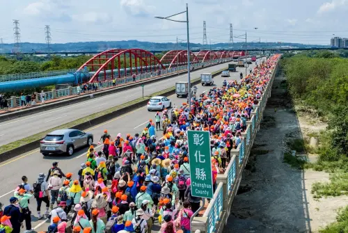 ▲白沙屯媽祖走上大度橋，萬人香燈腳湧進彰化縣。（圖／「古哥空拍法人」授權提供）