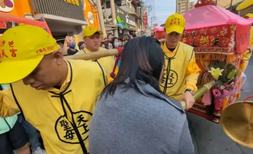 ▲林婦的媳婦13日哭求白沙屯媽祖幫忙尋人，希望婆婆能早日歸來。（圖/白沙屯媽祖電視台）