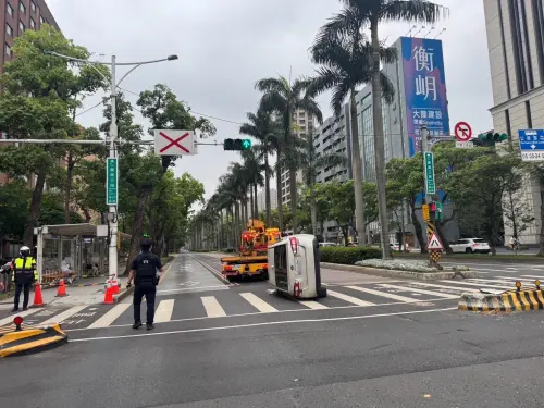 北市男失控「直直撞庇護島」驚悚畫面曝光！整輛車90度側躺路中央