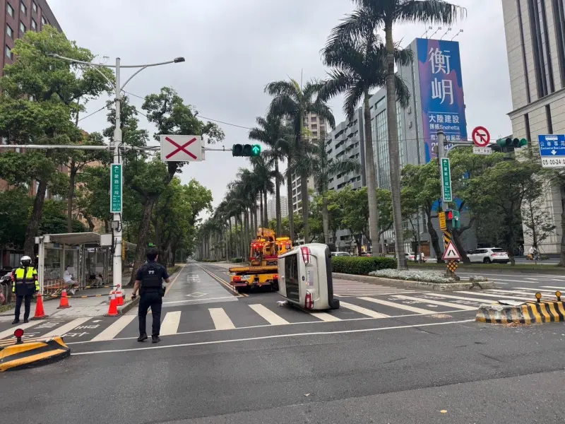 北市男失控「直直撞庇護島」驚悚畫面曝光！整輛車90度側躺路中央