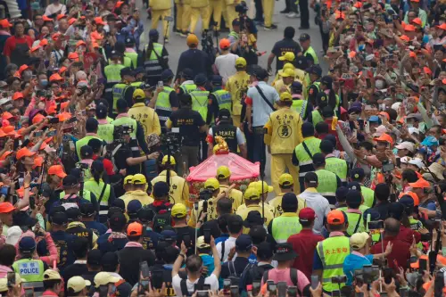 白沙屯媽香燈腳狂掃貨竟寄蝦皮！北港人氣炸：臂章也不是無敵星星