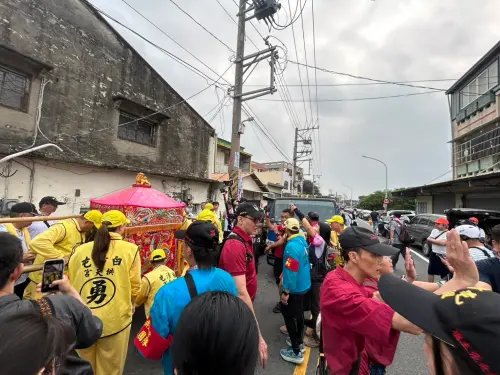 ▲身穿「粉紅臂章」本是香燈腳展現信仰自律的象徵，如今卻被部分參與者當成「無敵星星」強索物資，讓這場宗教盛事在北港蒙上一層「騙吃喝」的陰影。（圖／翻攝自白沙屯拱天宮官方臉書）