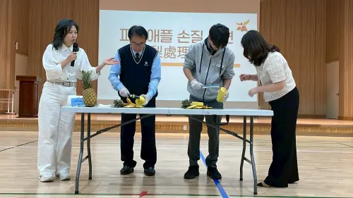 ▲臺南市市長黃偉哲並帶領平澤高中同學一起示範削鳳梨。(圖／南市府提供)