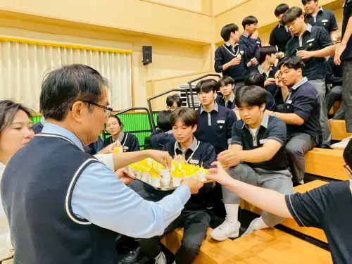 ▲黃偉哲請平澤高中同學吃臺南鳳梨，現場約200多名學生反應熱烈，許多以雙手高舉比出大愛心大喊「愛上臺南鳳梨！」(圖／南市府提供)