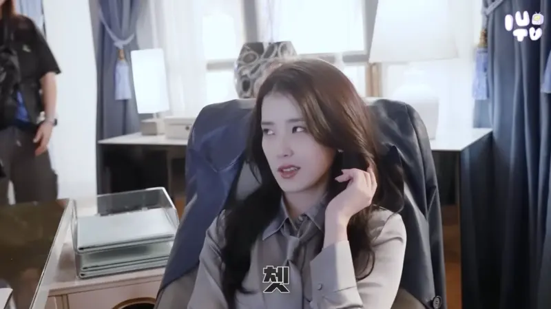 IU《21世紀大君夫人》赤腳踩桌耍狠　喊卡急忙道歉：那是熙周啦！