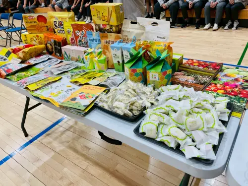 ▲活動現場也展示提供臺南特色農產品供同學試吃。(圖／南市府提供)