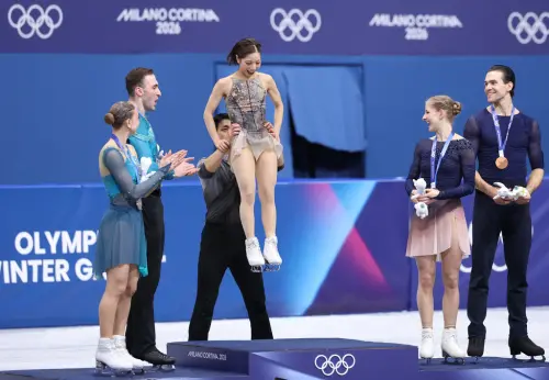 ▲木原龍一習慣在頒獎時將三浦「攔腰抱起」送上台，被暱稱為「木原運送」，這其實是木原擔心搭檔摔傷的體貼舉動。（圖／美聯社／達志影像）