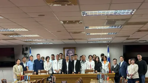 何元楷哽咽！23藍委現身力挺：他不因通告費很香就背叛黨