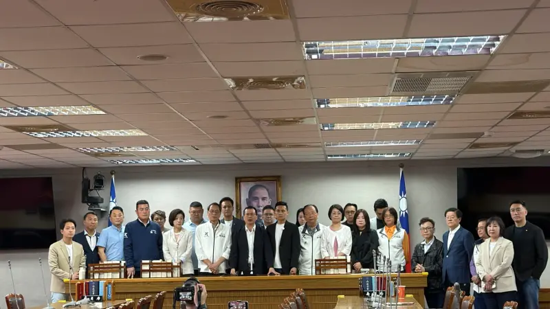 何元楷哽咽！23藍委現身力挺：他不因通告費很香就背叛黨