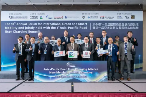 ▲中華智慧運輸協會副理事長曾詩淵（前排中）、交通部高公局局長陳文瑞（前排右三）、遠通電收總經理張永昌（前排右二）與各國ITS 協會代表合影（圖／遠通電收提供）