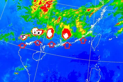 雲團排一整列！鄭明典示警：梅雨季成致災性豪雨　今午後變天轉雨