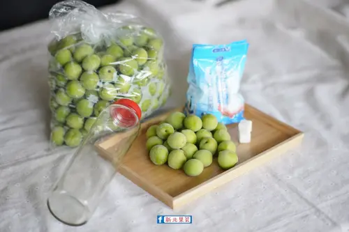 ▲神進化必備！想要挑戰私房梅酒，只需準備青梅、酒與細冰糖這「加 2 物」法寶。掌握達人公開的 1:1:0.4 黃金比例，並準備一個乾淨晾乾的玻璃甕，酸澀青梅也能華麗轉身為精品級佳釀。（圖／翻攝自新北農產臉書）