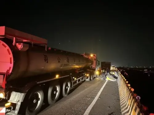 ▲台61線中彰大橋路段凌晨發生4車連環追撞事故，化學槽車翻覆釀「乙酸甲酯」外洩，現場全面封閉搶救中。（圖／民眾提供）