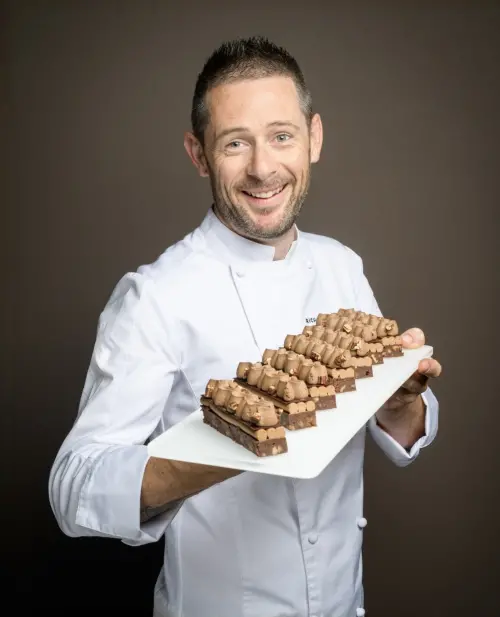 ▲台北君悅酒店蔬食自助餐「茶苑」攜手法國百年傳奇、精品級「巧克力界 LV」Weiss推純素甜點，邀請Weiss品牌大使Richard Hawke跨海合作。（圖／台北君悅酒店提供）