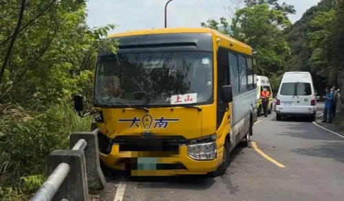 快訊／北投公車上山突失控！打滑「猛撞路邊護欄」14人受傷急送醫