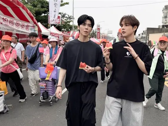 ▲白沙屯媽祖進香路上一首「爆炸好聽」的新曲引發熱議。原來是男神Bii畢書盡（左）與郭家瑋低調現身，手拿結緣品西瓜與香燈腳一同步行，親民互動被大讚是今年「最暖應援」。（圖／索尼音樂提供）