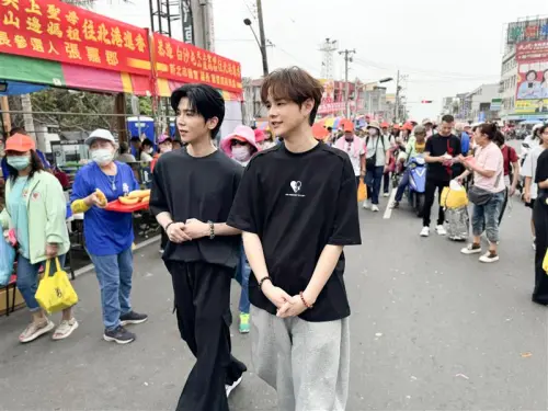 ▲換上香燈腳裝備，Bii畢書盡（右）與郭家瑋（左）親自踏上進香路，並在抵達北港時親眼目睹媽祖鑾轎「三進三退」的壯闊場面。Bii表示，現場萬人一心祈求平安的畫面讓他深受感動，這份熱情也轉化為演唱神曲時的力量。（圖／索尼音樂提供）