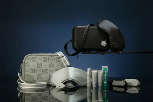 ▲長榮航空與時尚潮牌Maison Kitsuné合作機上用品。（圖／長榮航空提供）