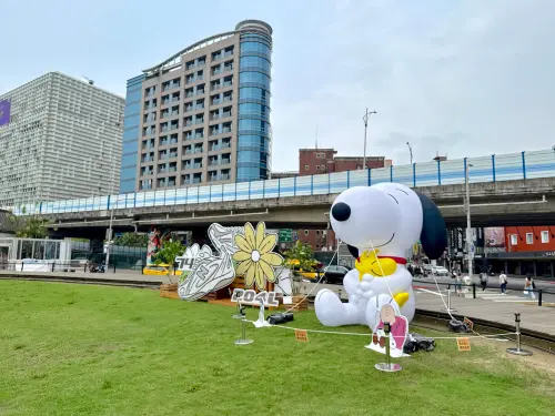 ▲巨型史努比氣偶驚喜登場。（圖／記者蕭涵云攝）