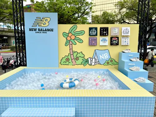 ▲「球池尋寶」撈出同色小球就能過關。（圖／記者蕭涵云攝）