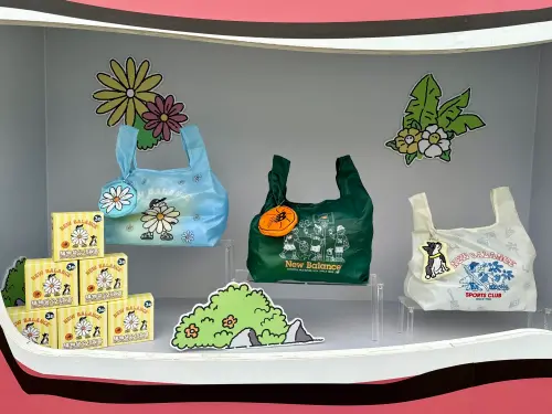 ▲NB BOY購物袋盲盒有3款，袋子還能收納到吊飾裡。（圖／記者蕭涵云攝）