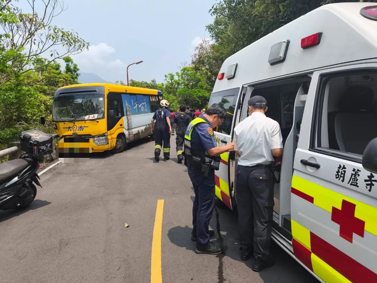 ▲台北市北投區今（17日）上午一輛公車疑似打滑失控，造成14人受傷送醫。（圖／警方提供）