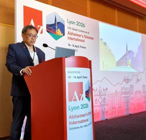 ▲國內精神科名醫許景琦帶著中華民國國旗赴法參加ADI世界大會，並應邀上台發表英文版研究論文。（圖／許景琦提供）