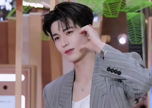 張凌赫真的太紅了！深圳出席活動人潮擠爆　粉絲坐商場門口等整晚