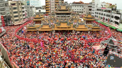 ▲今年白沙屯媽祖進香報名人數突破46萬創新高，卻也頻傳香燈腳亂象與爭議。（圖／「古哥空拍法人」授權提供）