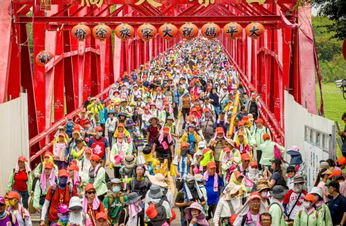 ▲有信徒在臉書粉專「白沙屯媽祖ㄟ香燈腳」中提到，其實今年99.9%的香燈腳都很優質，大多數都是安靜有禮貌、不搶結緣品。（圖／「古哥空拍法人」授權提供）